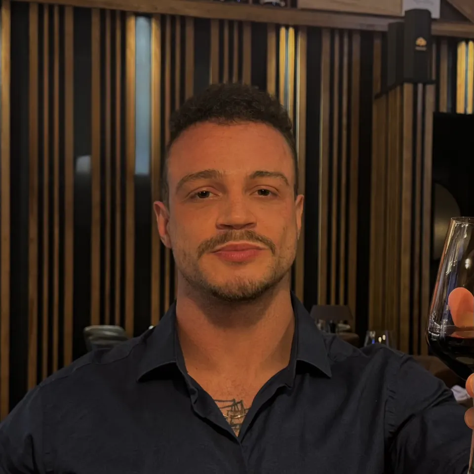 Retrato de Raphael Gallotti, fundador da Gumo Web Solutions