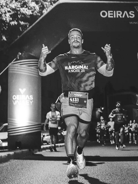 Raphael Gallotti suspenso no ar durante a corrida Marginal à Noite, em Oeiras, no dia do seu melhor resultado